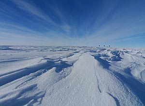 Capa de gelo perto das montanhas Gamburtsev, na Antártida