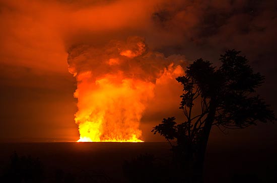 Vulcão Nyamulagira, que está em atividade, é atrativo para turistas no Congo; passeio noturno sai por R$ 529