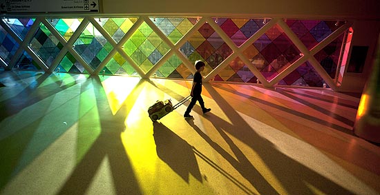Criança passa diante da instalação intitulada "Convergência Harmônica", no aeroporto de Miami; obra integra o Art Basel Miami Beach 