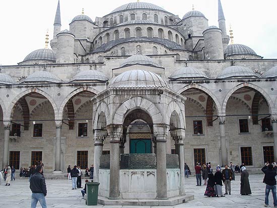 Ptio da Nova Mesquita, em Istambul, que teve sua construo iniciada em 1597