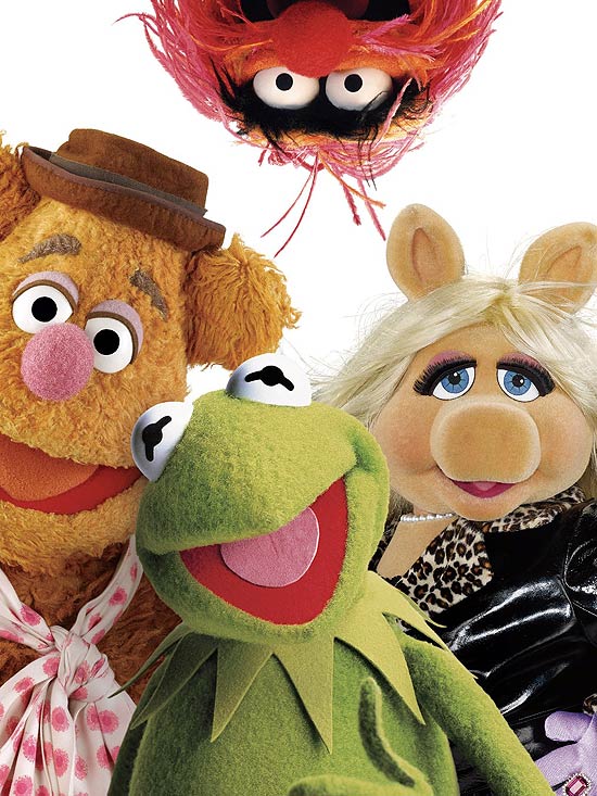 Os personagens Animal, Fozzie, Kermit e Miss Piggy, em cena de "Os Muppets"
