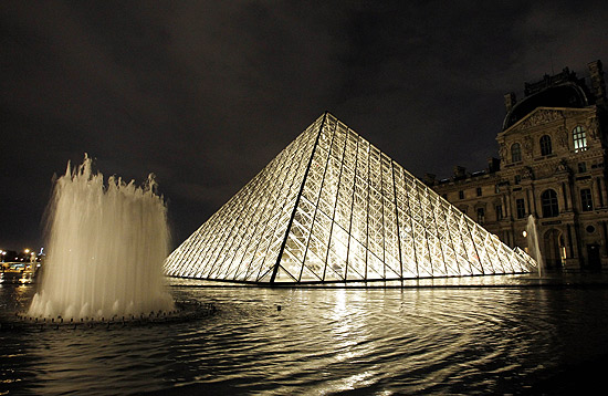 Iluminação externa do museu do Louvre, em Paris; filial deve ser começar a ser construída em Abu Dhabi em 2013