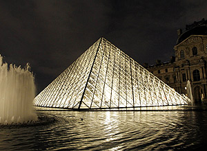 Pirmide do museu do Louvre, em Paris