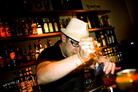 Barman prepara coquetel no A21 Cocktail Lounge, em Helsinki