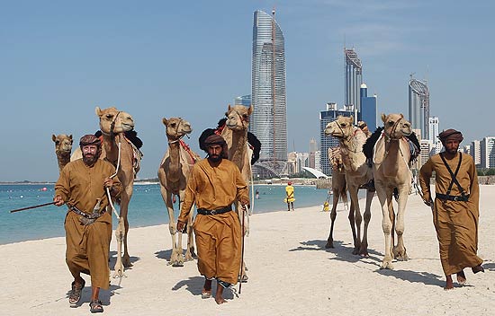 Exploradores percorreram em 44 dias o Rub'al Khali, um dos maiores desertos do mundo, em lombo de camelo