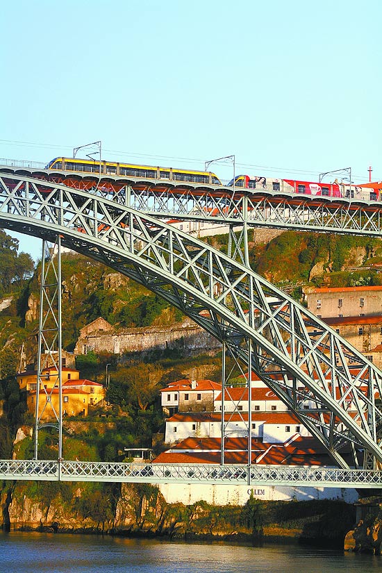 Ponte Dom Luis 1, que liga Porto e Vila Nova de Gaia, separadas pelo rio Douro, em Portugal