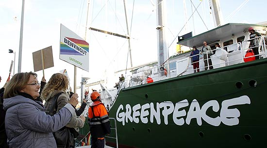 Barco da ONG Greenpeace está aberto à visitação turística guiada em Barcelona, na Espanha