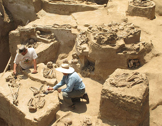 Arqueólogos trabalham em ossada humana achada na região de Lambayeque (norte), próximo a um centro cerimonial da cultura Sicán