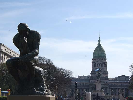Reproduo da escultura "O Pensador", de Rodin, diante do Congresso Nacional, em Buenos Aires