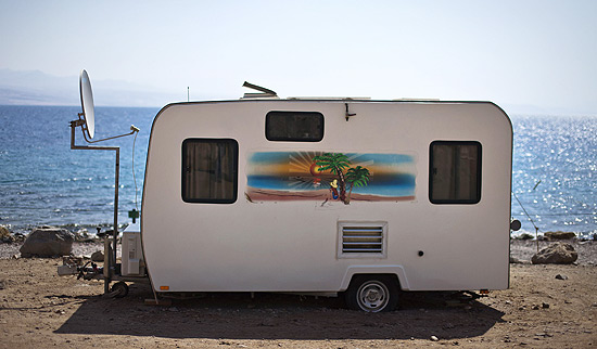 Trailer estacionado diante do mar Vermelho na cidade de Eilat; vida marinha e observatrio submarino so atrativos locais