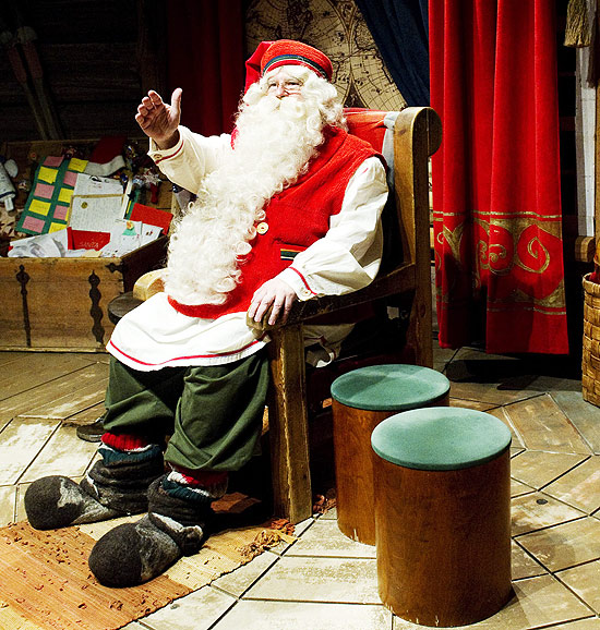 Papai Noel recepciona visitantes em seu "escritrio" em Rovaniemi, na Lapnia finlandesa