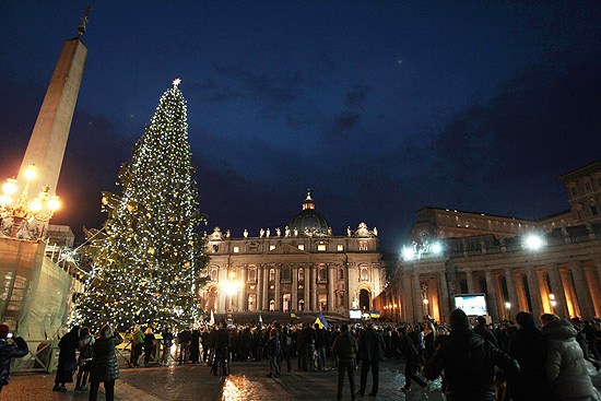 Árvore de 25 m de altura enfeita a praça de São Pedro, no Vaticano