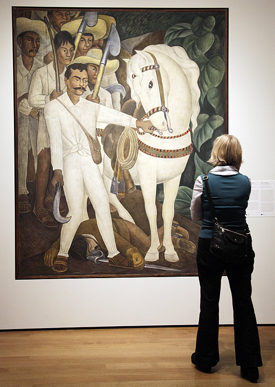 Mulher observa pintura "Zapata Lder Agrrio", um dos cones da coleo do Museu de Arte Moderna de Nova York