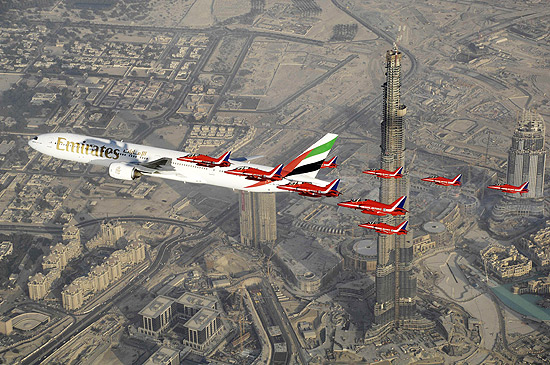 Foto mostra nove aviões da Força Real de Dubai voando junto a um Boeing 777 da Emirates Airline