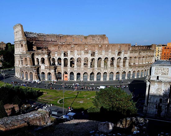 Queda de dois fragmentos do Coliseu nos últimos dias uniu-se a outra hoje, segundo divulgou imprensa italiana 