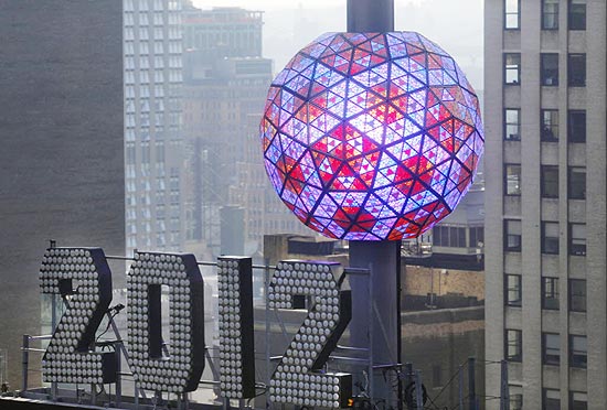 A bola do Ano-Novo, adornada por 2.688 tringulos de cristal Waterford, que cai no momento da virada