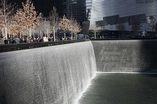 Queda-d'água no memorial do 11 de Setembro, em Nova York
