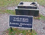Base da estátua de Barbara Hepworth furtada de parque público