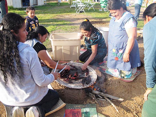 Índias zapotecas durante a preparação da festa do santo padroeiro de sua vila mexicana na Califórnia