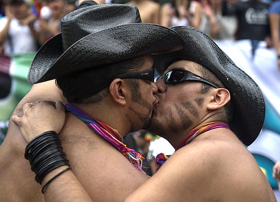 Dois homens se beijam na Parada Gay na Cidade do México, em junho de 2011