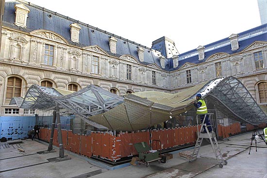 Trabalhadores constroem novo espao dedicado  arte islmica no trio Visconti, no Louvre, em Paris