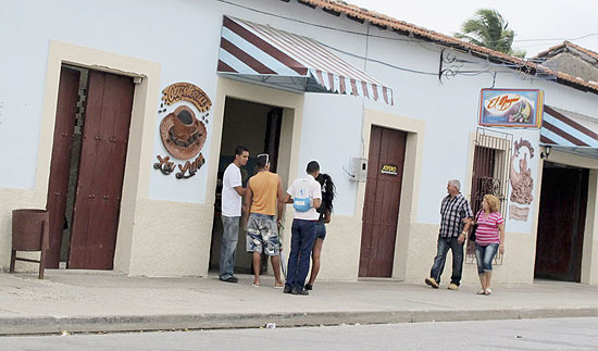 Cubanos se reúnem em frente a cafeteria em Havana; alimentos poderão ser comprados por hotéis diretamente de camponeses