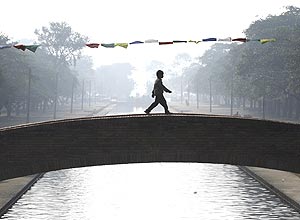 Menino atravessa ponte em Lumbini