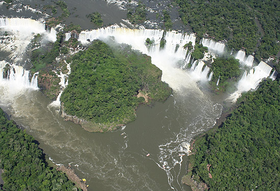 Vista area das quedas d'gua do parque nacional do Iguau; cidade faz fronteira com Argentina e Paraguai