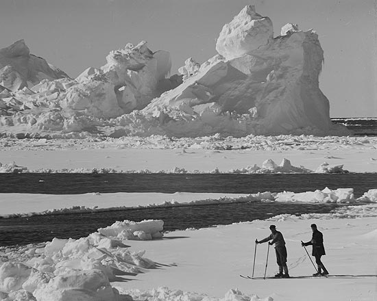 Foto tirada entre 1910 e 1912 mostra membros da expedio britnica ao lado de iceberg