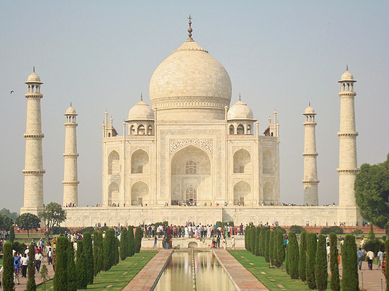 Vista da fachada do Taj Mahal, em Agra, na ndia