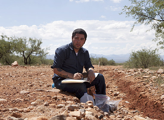 O antropólogo Jason de León trabalha no deserto de Sonora, no Arizona, próximo à fronteira com o México