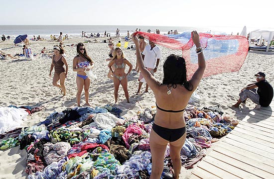 Turistas tomam sol em praia de José Ignacio, no Uruguai; costa leste do país concentra hotéis de alto padrão