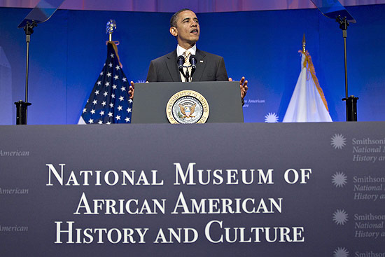 Barack Obama faz discurso durante inaugurao da construo de museu afro-americano nos EUA