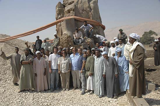 Equipe de arqueólogos responsável por resgatar o Colosso de Mêmnon posa na frente da estátua de 250 toneladas
