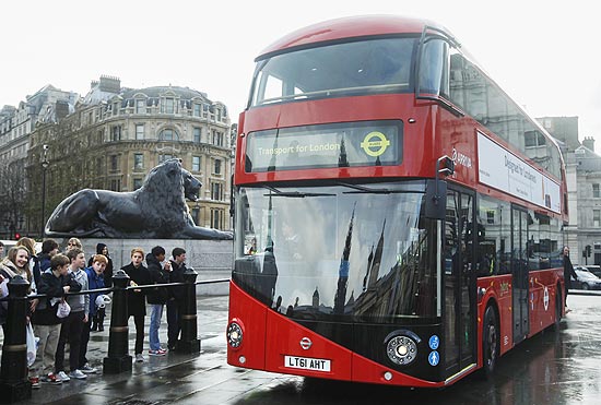 Novo ônibus londrino é apresentado no Trafalgar Square
