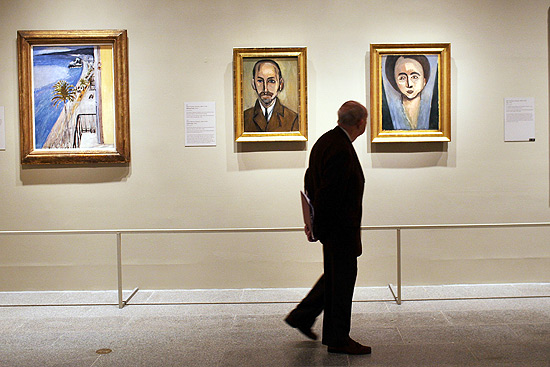 Homem passeia pela exposio de obras que pertenceram  famlia Stein, em cartaz em Nova York