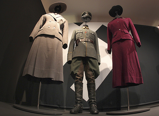 Uniforme nazista e trajes femininos expostos no Museu da Indstria de Ratingen, na Alemanha