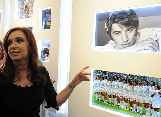 Cristina Kirchner, presidente da Argentina, visita exposição com imagens de ídolos argentinos