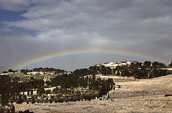 Arco-ris registrado no monte das Oliveiras, em Jerusalm