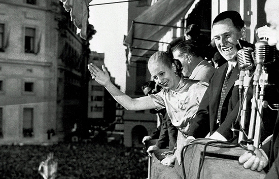 O ento presidente argentino Juan Pern e sua mulher, Evita, acenam para o pblico do balco da Casa Rosada, em Buenos Aires 