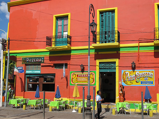 Fachada colorida em La Boca, bairro onde surgiu Buenos Aires; regio abrigou imigrantes espanhis e italianos no sc. 19