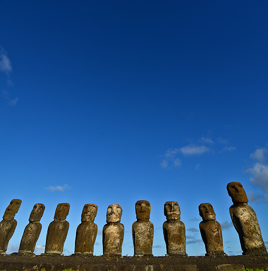 Fileira de moais do ahu Tongariki, localizado na costa sul da ilha de Páscoa; estátuas têm de cinco a sete metros de altura