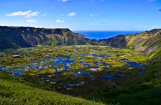 Ruínas da vila cerimonial de Orongo, na borda da cratera do vulcão Rano Kau, na ilha de Páscoa