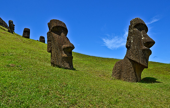 Grupo de moais nas encostas do vulcão Rano Raraku, na ilha de Páscoa; estátuas foram construídas principalmente entre os séculos 13 e 16