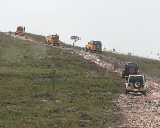 Jipes andam por trilha na serra da Canastra (MG); regio atrai adeptos do turismo "off-road"