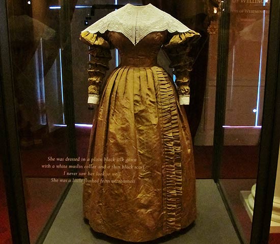 Vestido da rainha Vitoria em mostra no palcio de Kensington