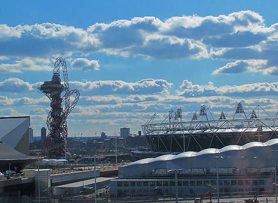 Vista do parque olmpico de Londres, com a torre Orbit  esquerda; local ser transformado em bairro