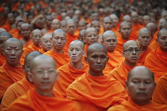 Monges budistas durante cerimônia na Tailândia, país que pode ser visitado em tour virtual
