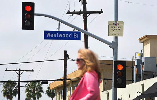 Mulher atravessa a rua em Beverly Hills
