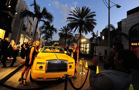 Modelo de Rolls-Royce exposto na Rodeo Drive, em Beverly Hills